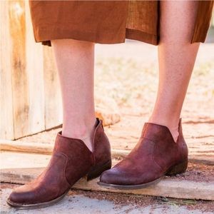 Born Kerri Brick dark distressed boots